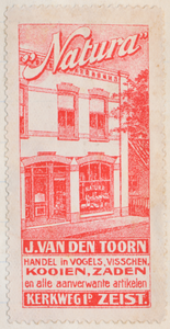 710110 Sluitzegel van “Natura”, J. van den Toorn, Vogelhandel, Kerkweg 1D te Zeist. Met een litho van het winkelpand.